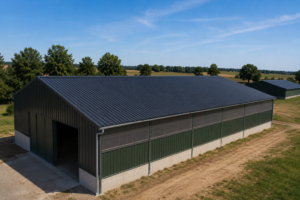 Hangar agricole équipé d'une couverture en bac acier réalisée par ATH Couverture en Auvergne.